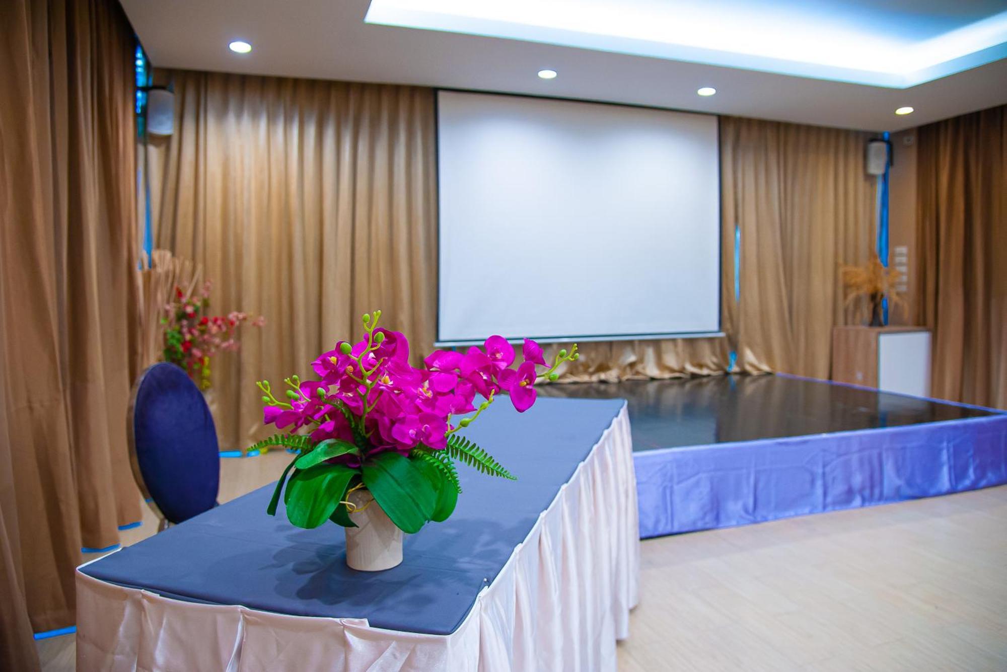 O2 Luxury Hotel Bang Phli Exterior photo
