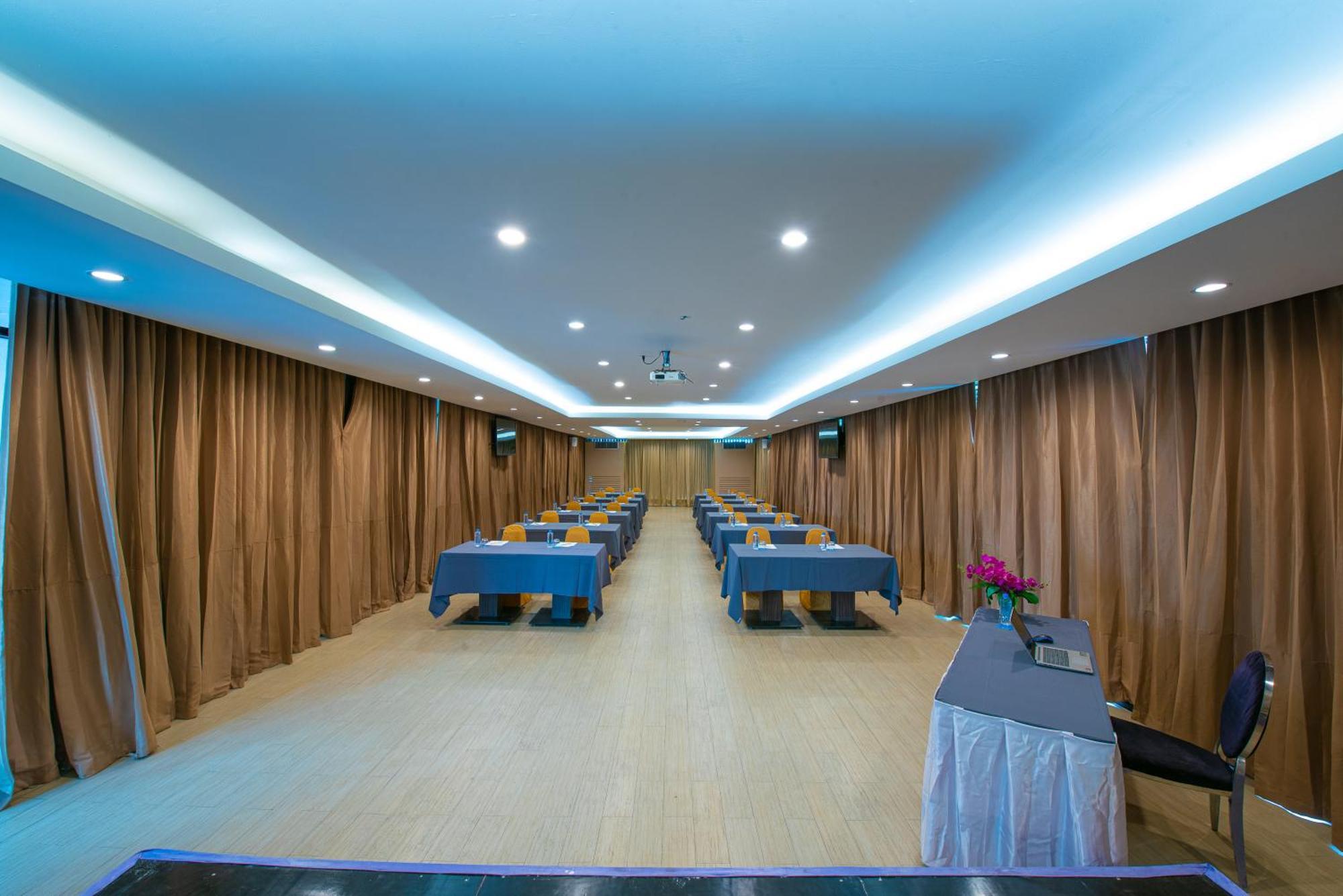 O2 Luxury Hotel Bang Phli Exterior photo
